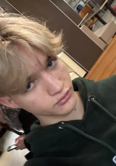 Я Никита, 18 років з Новопскова, шукаю знайомство для вірт