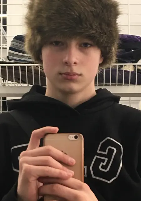 Я Юрій, 20 років з Кам'янського, шукаю знайомство для вірт