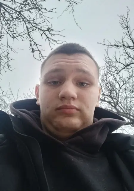 Я Дима, 19 років з Новопскова, шукаю знайомства на одну ніч