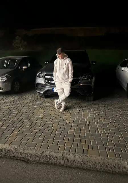 Я Владимир, 19 років з Одеси, шукаю знайомства без зобов'язань