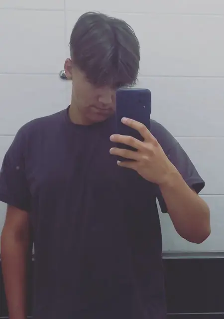 Я Максим, 18 років з Чернівців, шукаю знайомства без зобов'язань