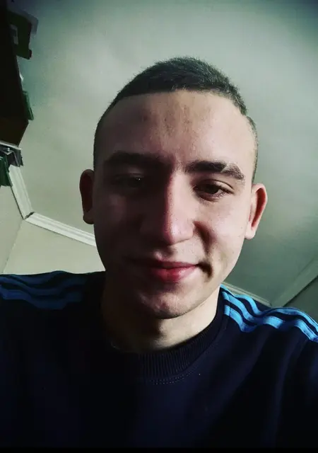 Я Миша, 20 років з Миколаєва, шукаю знайомства без зобов'язань