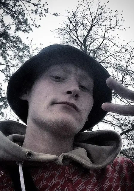 Кирилл з Ясинувата, мені 20 років, познайомлюсь для відкриті стосунки