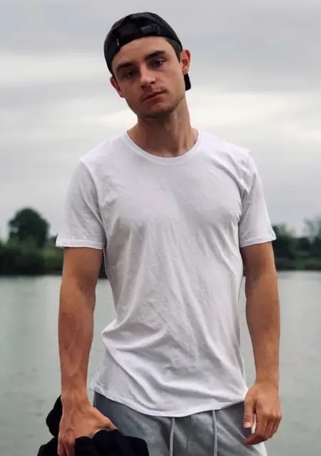 Я Артем, 23, из Сум, ищу знакомства без обязательств