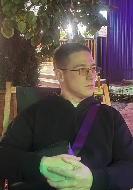 Я Артем, 21 років, знайомлюсь без зобов'язань у Кам'янському