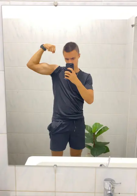 Я Руслан, 19 років, знайомлюсь на одну ніч у Мелітополі