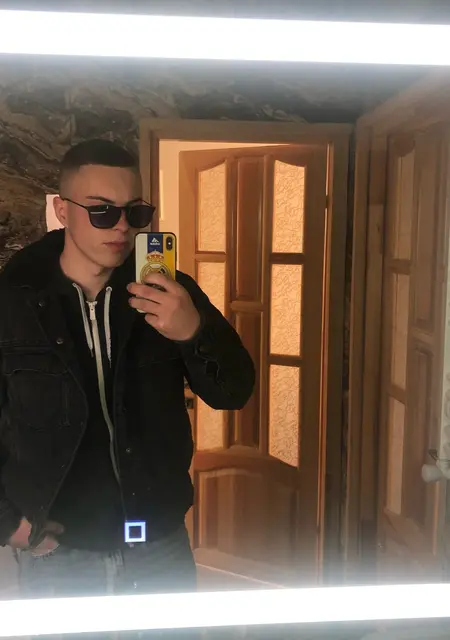 Я Ваня, 18 років з Ужгорода, шукаю знайомство для приємного проведення часу