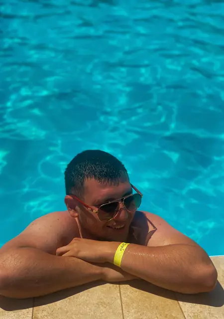 Я Руслан, 27 років з Одеси, шукаю знайомства без зобов'язань