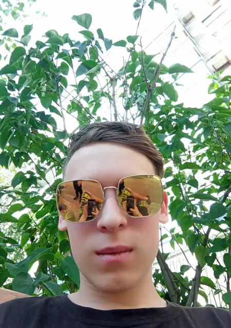 Я Богдан, 21 років з Макіївки, шукаю знайомства без зобов'язань