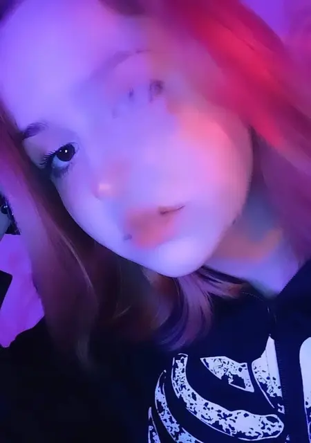 Я Маша, 18 років з Київ, шукаю знайомства без зобов'язань