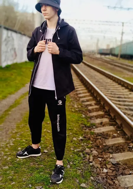 Денис з Кременчука, мені 20 років, познайомлюсь для постійних стосунків