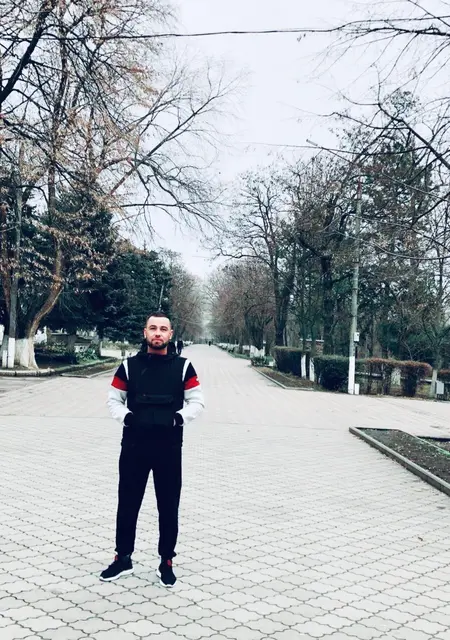 Я Ислам, 27 років, знайомлюсь на одну ніч у Маріуполі