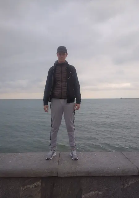 Я Кирилл, 20 років з Бердянська, шукаю знайомства без зобов'язань