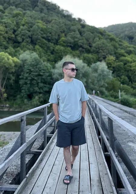 Я Олег, 27 років з Мукачево, шукаю знайомства без зобов'язань