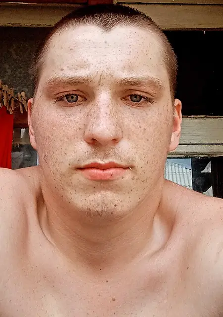 Я Миша, 20 років з Мелітополя, шукаю знайомства без зобов'язань