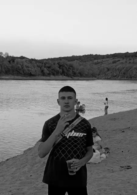 Я Александр, 21 років, знайомлюсь на одну ніч у Запоріжжя