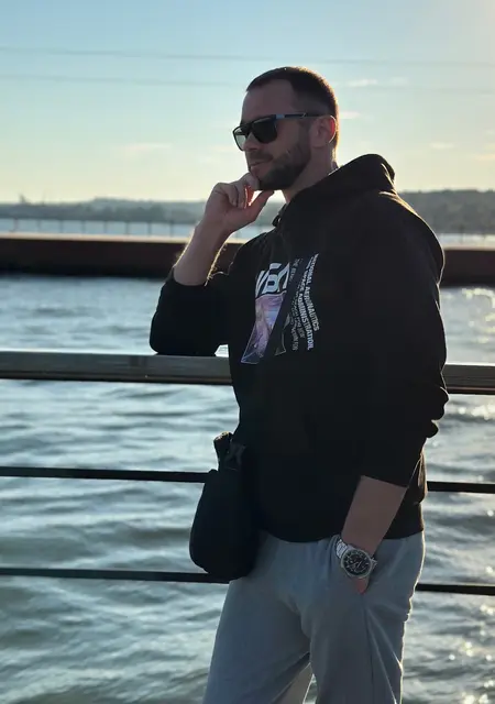 Я Алексей, 36 років з Маріуполя, шукаю знайомства на одну ніч