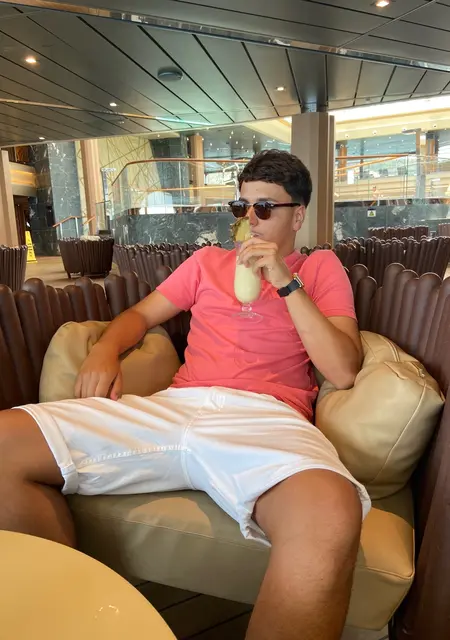 Ale de Las Palmas de Gran Canaria, tengo 21 años, listo para conocer para lío de una noche