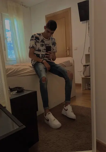 Anas из Сан-Висенс-дельс-Орс, мне 20, познакомлюсь на одну ночь