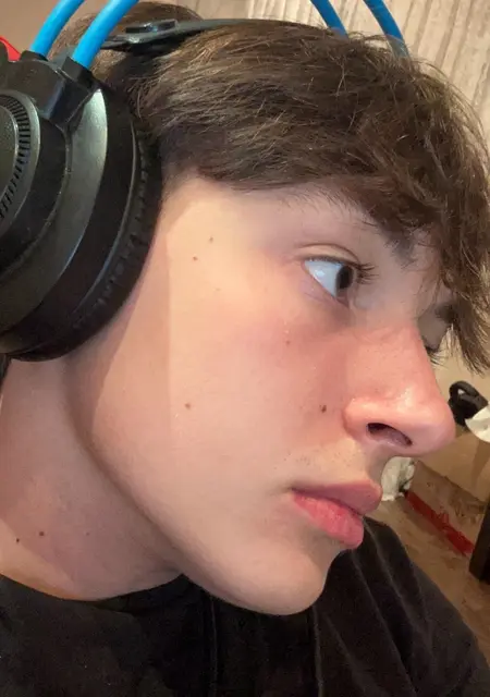 Я Максим, 18 років з Вінниці, шукаю знайомства без зобов'язань