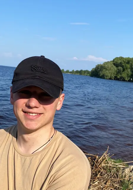 Я Лёша, 22, из Черкасс, ищу знакомства без обязательств