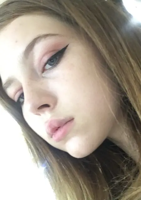 Я Анечка, 18 років, знайомлюсь для вірт у Харкові