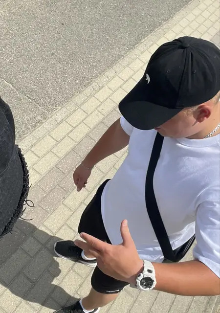 Я Едуард, 19, из Киева, ищу знакомства на одну ночь